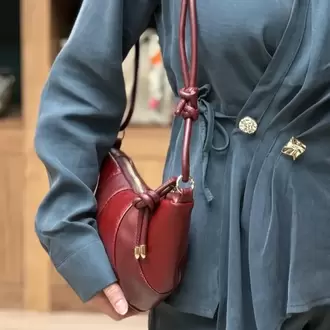 Kruvasan Model Düğüm Detaylı Omuz Çantası