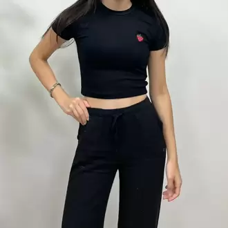 ÇİLEK NAKIŞLI CROP TİŞÖRT - SİYAH
