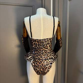 Leopar Desenli Payet İşlemeli Eldivenli Fantezi Body Takımı