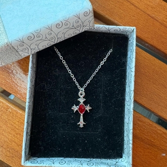 Gotik Kırmızı Detaylı Haç Kolye