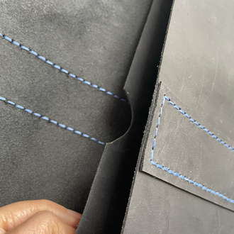 Siyah Mat Deri/ Mavi Dikiş Clutch