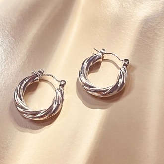 Gümüş Renk Burgu Görünüm Oval Çelik Kadın Küpe
