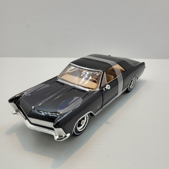 1:26 Buick Riviera 1965 – Siyah Klasik Şıklık 