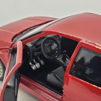 Maisto 1:24 Volkswagen Golf R32 – Efsanenin Model Hali!