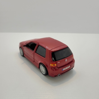 Maisto 1:24 Volkswagen Golf R32 – Efsanenin Model Hali!