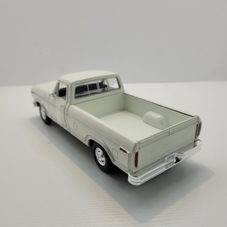 Motormax 1:24 Ford F-150 Custom (1979)