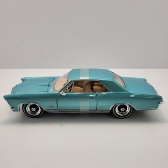 1:26 Buick Riviera 1965 – Siyah Klasik Şıklık 