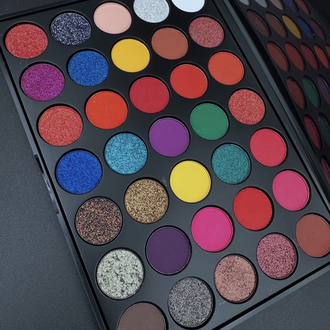VEE Multi-colored Eyeshadow Palette 
