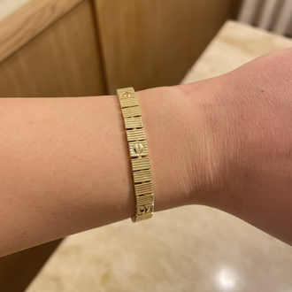 Signature Line Gold