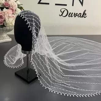 Beyaz kenar detaylı nakışlı gelin duvağı