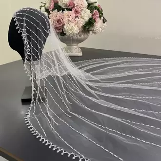 Beyaz kenar detaylı nakışlı gelin duvağı