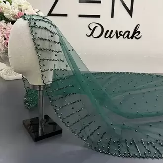 Zümrüt yeşili inci nakışlı gelin duvağı