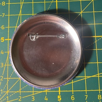 Womb To Tomb Rozet Pin (52 mm çap)