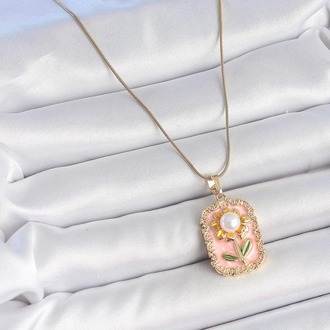 Gold Renk Pembe Mineli İncli Papatya Model Portre Model Kolye