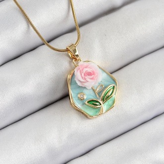 Pembe ve Yeşil Sanatsal Portre Gül Figürlü Beşgen Model Gold Renk Kolye