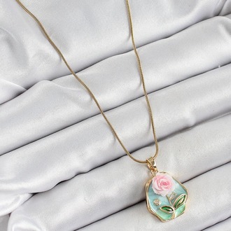 Pembe ve Yeşil Sanatsal Portre Gül Figürlü Beşgen Model Gold Renk Kolye
