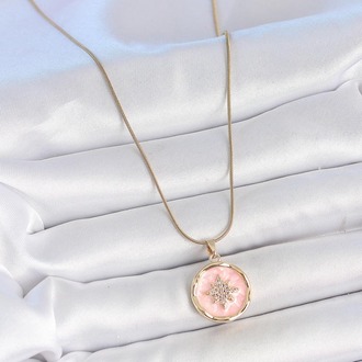 Gold Renk Pembe Mineli Zirkon Taşlı Kuzey Yıldız İşlemeli Madalyon Kolye