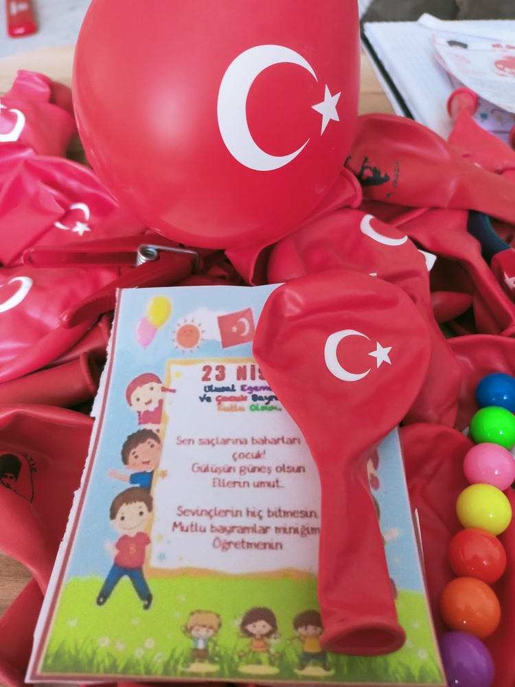 Yumurtlayan kalem&özel gün kartı&kırmızı bayraklı balon