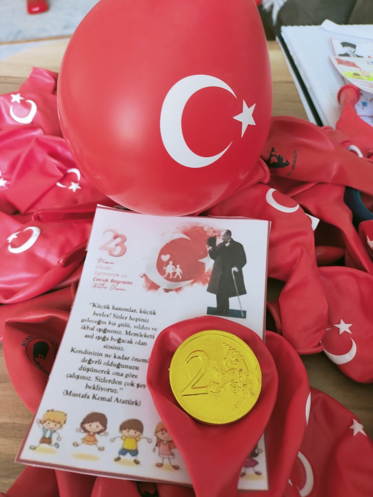 Yumurtlayan kalem&özel gün kartı&kırmızı bayraklı balon
