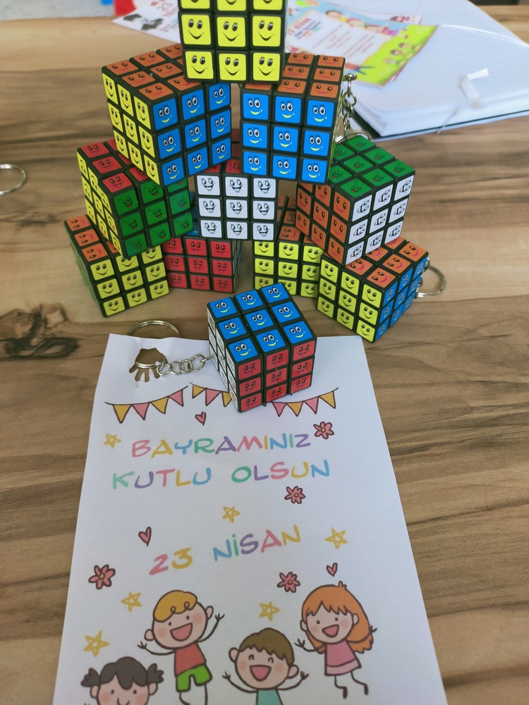 Güleryüz anahtarlık akıl küpü 