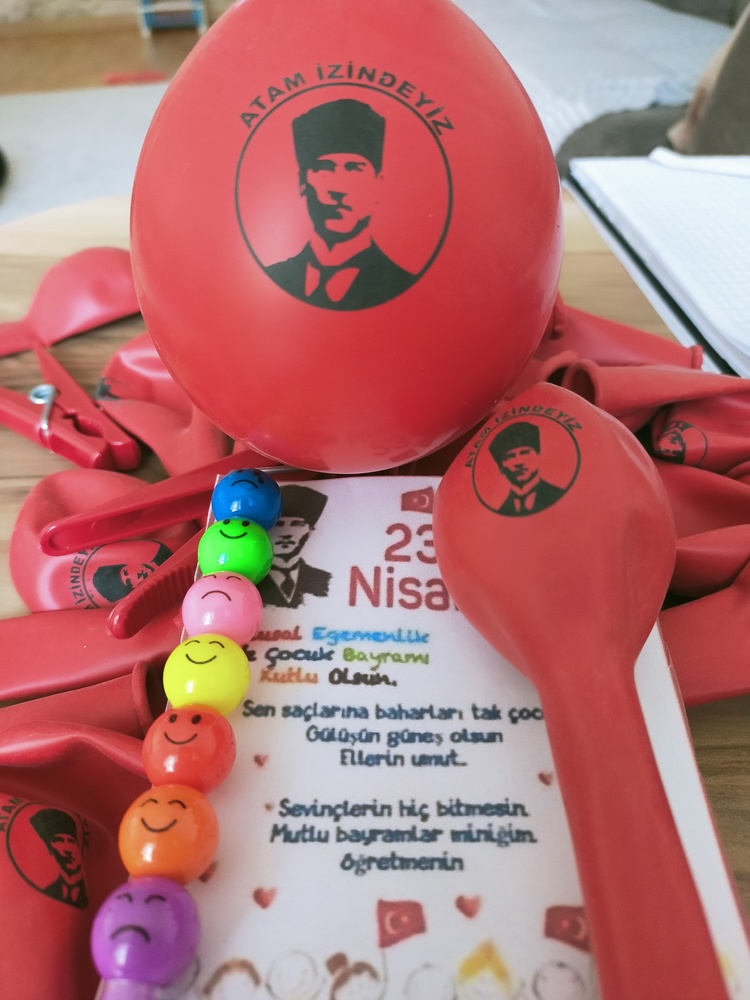 Yumurtlayan kalem&özel gün kartı&kırmızı bayraklı balon