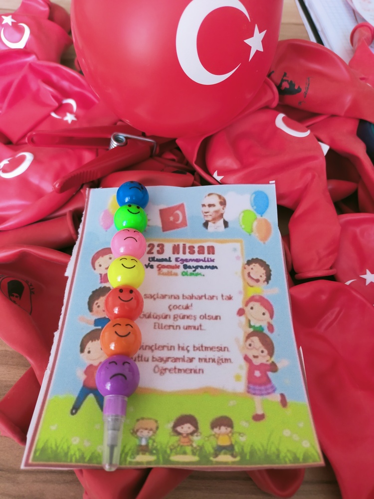 Yumurtlayan kalem&özel gün kartı&kırmızı bayraklı balon