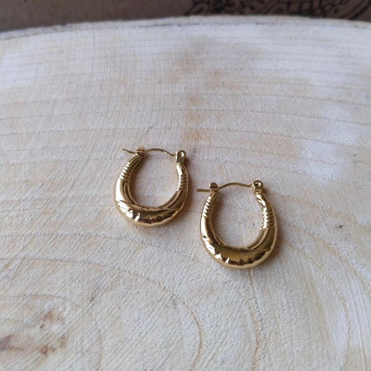 ÇELİK ÇİZGİLİ OVAL HALKA MODEL KÜPE