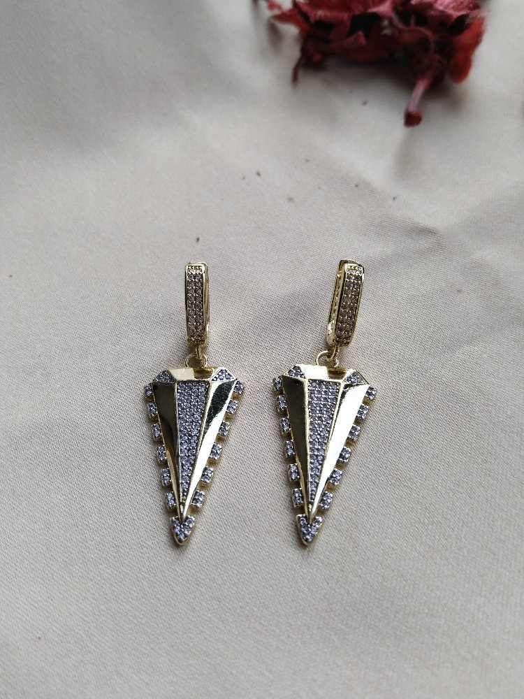 ÇELİK ZİRKON TAŞLI PİRAMİT MODEL KÜPE