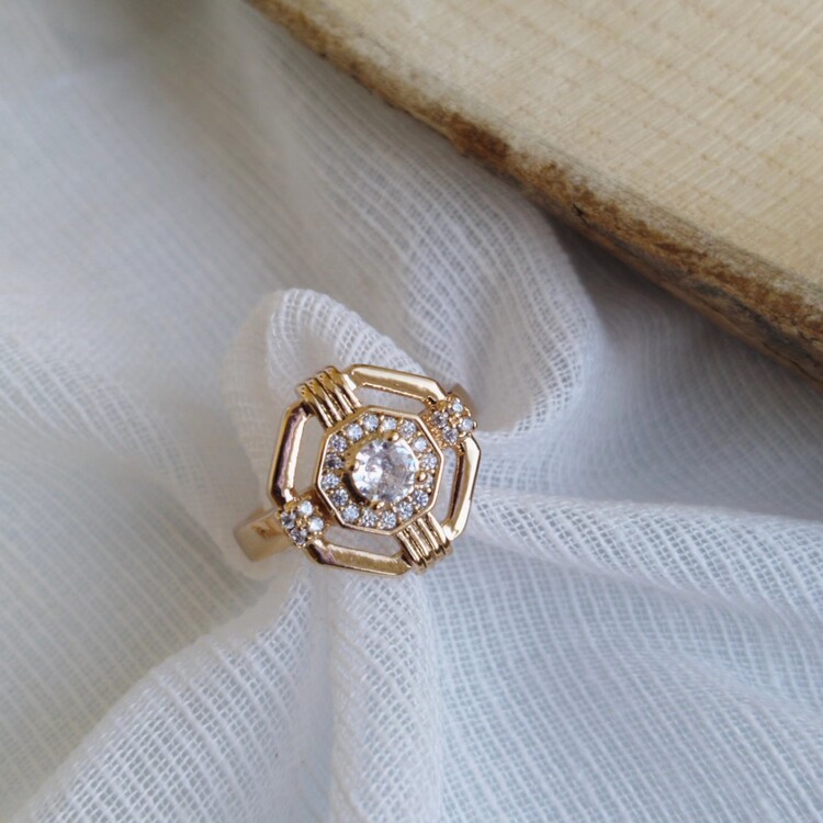 VİP ÖZEL SERİ BEŞGEN TAŞLI AYARLI MODEL YÜZÜK 