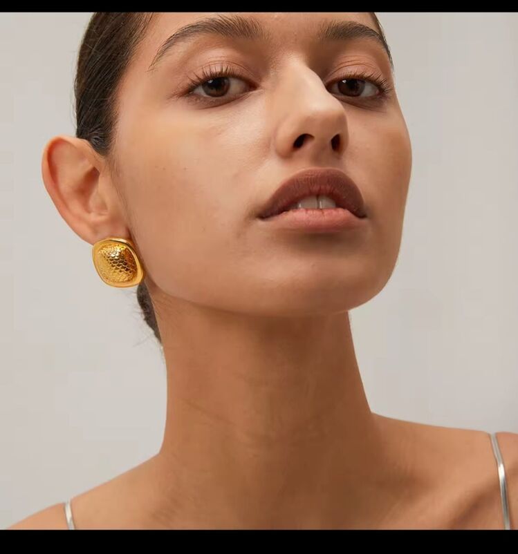 ÇELİK YILAN DERİSİ DÜĞME KARE MODEL KÜPE 