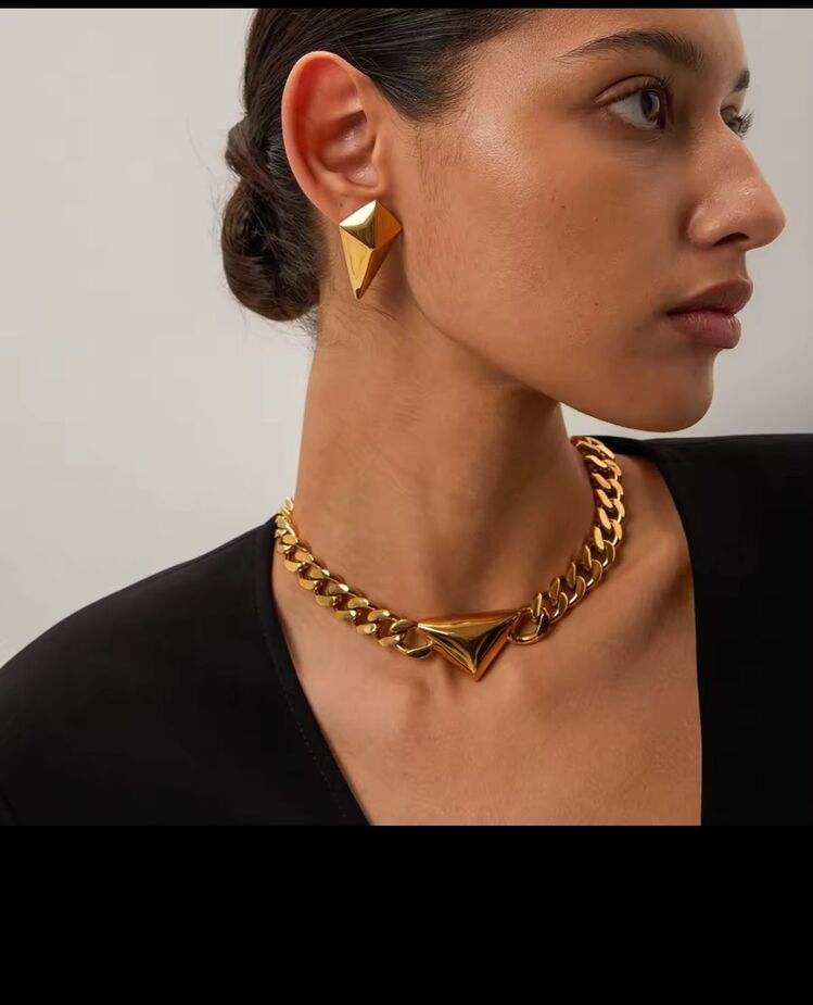 VİP KARARMAZ SERİ PİRAMİT MODEL KÜPE 