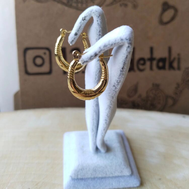 ÇELİK ÇİZGİLİ OVAL HALKA MODEL KÜPE