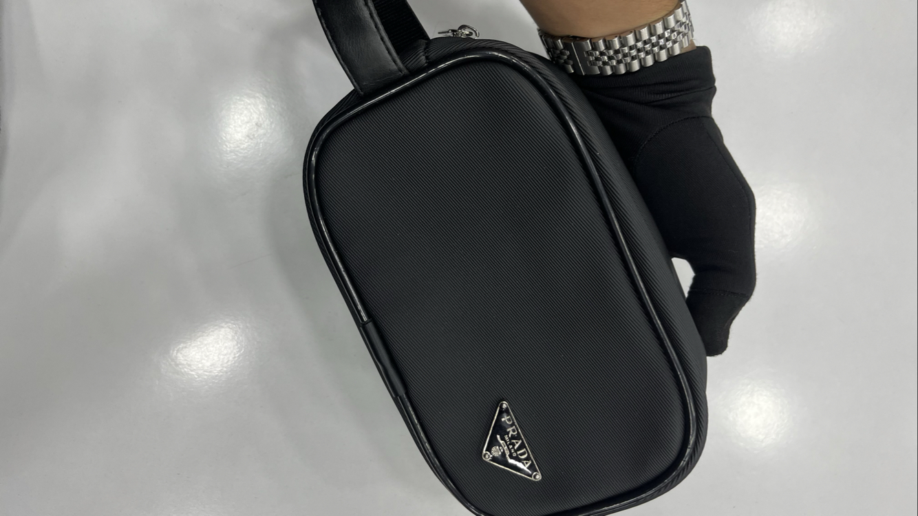 Prada Saffiano Deri Detaylı Teknik Kumaş Erkek Bakım ve Seyahat Çantası