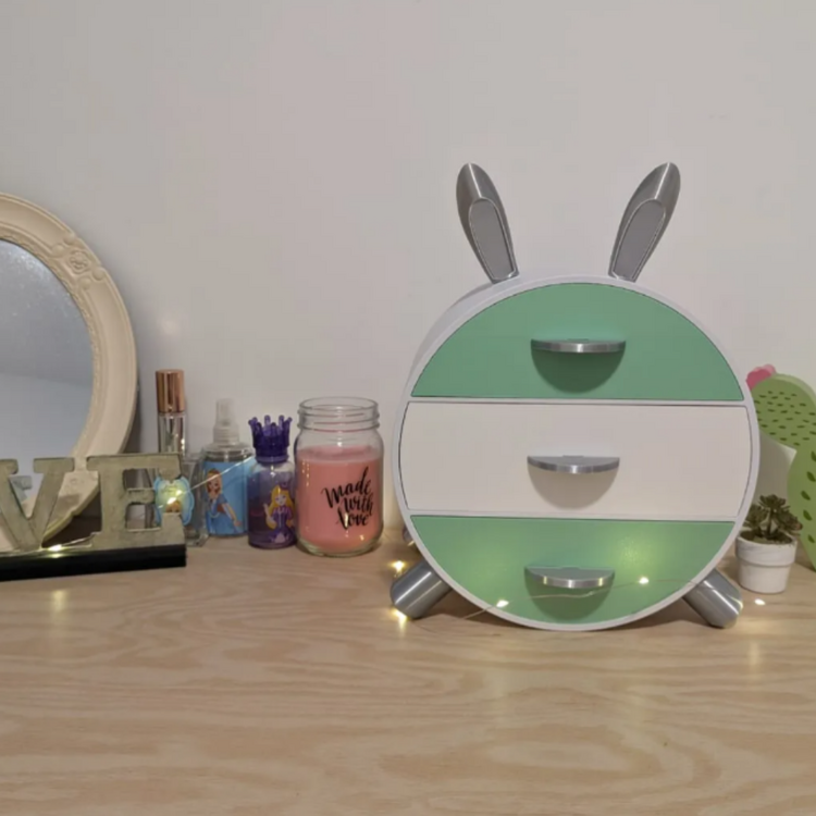 Tavşan görünümlü mini makyaj ve takı dolabı