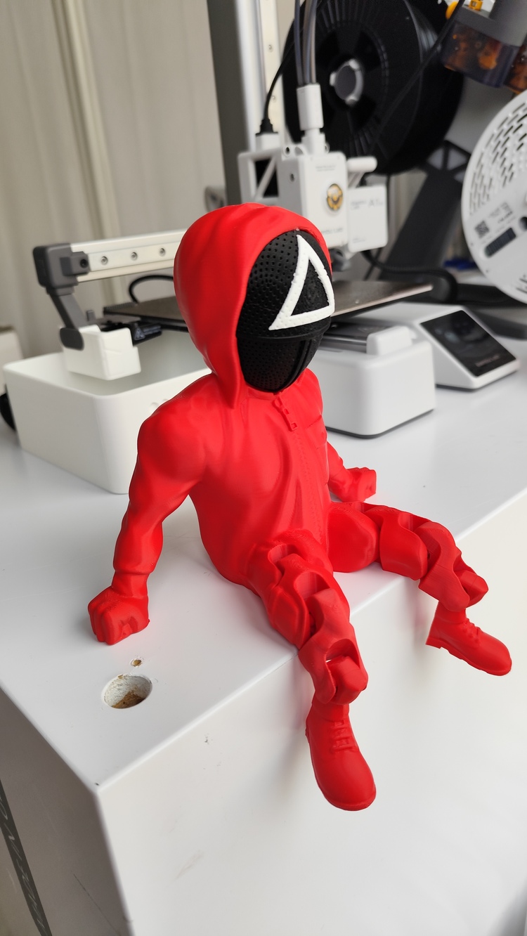 Squid Game Asker Figürü 3D Baskı – Değiştirilebilir Kafalı