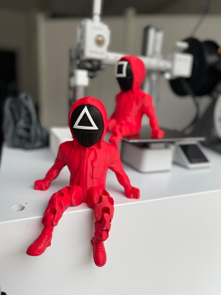 Squid Game Asker Figürü 3D Baskı – Değiştirilebilir Kafalı