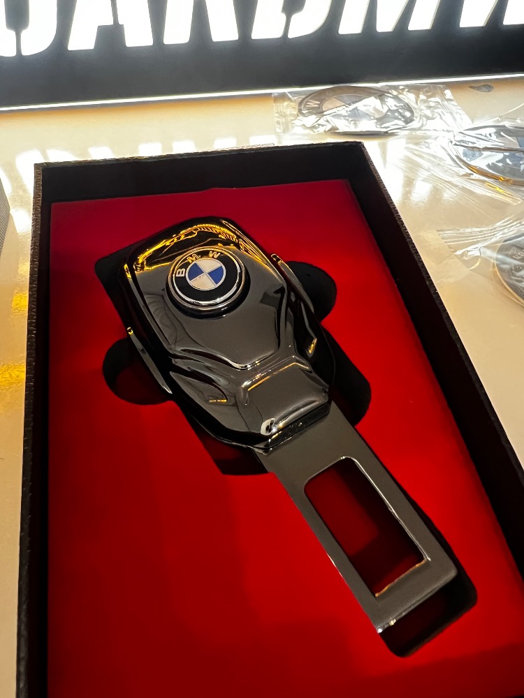 LÜX BMW LOGO METAL KEMER YÜKSELTİCİ 