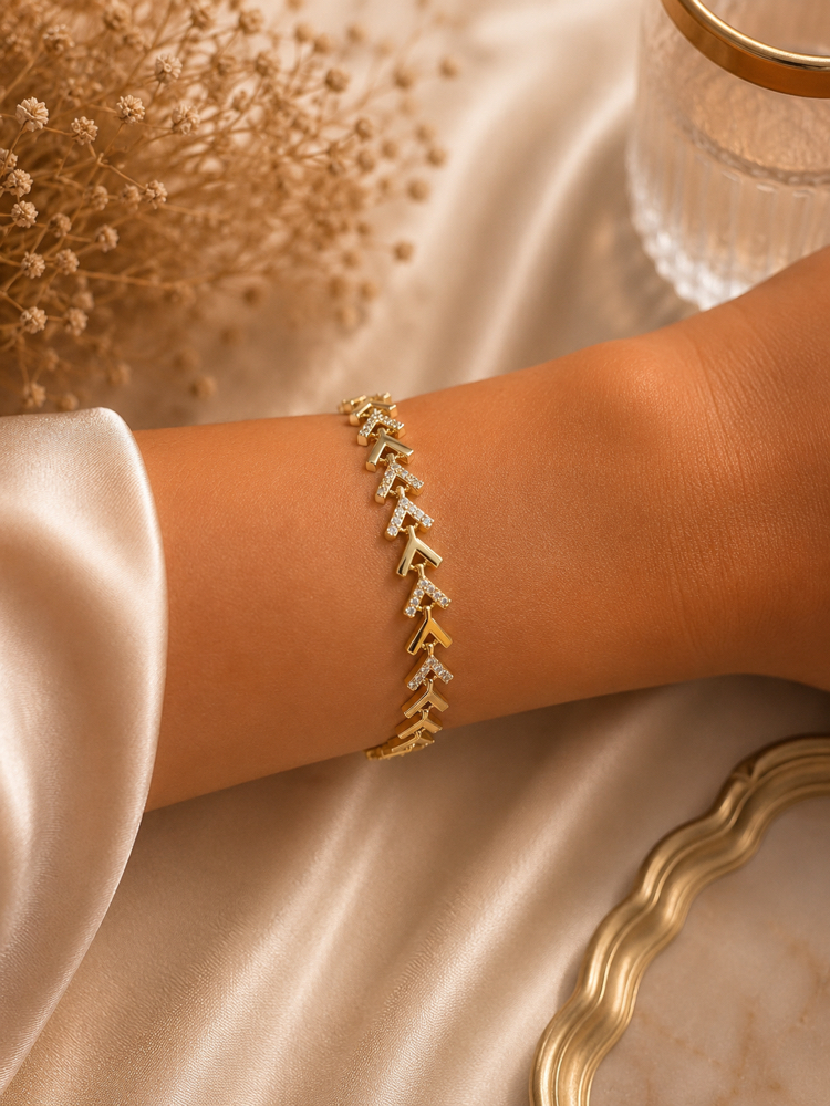 Minimal Ok Desenli Zirkon Taşlı Gold Bileklik