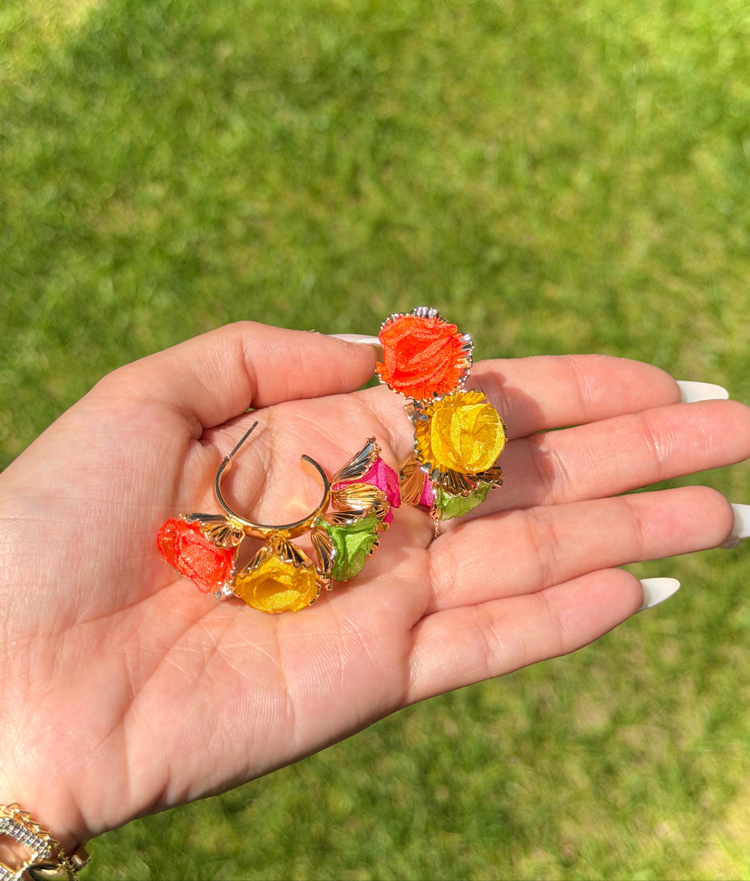 Renkli Çiçek Detaylı Halka Küpe – El Yapımı Görünümlü Statement Kadın Küpe