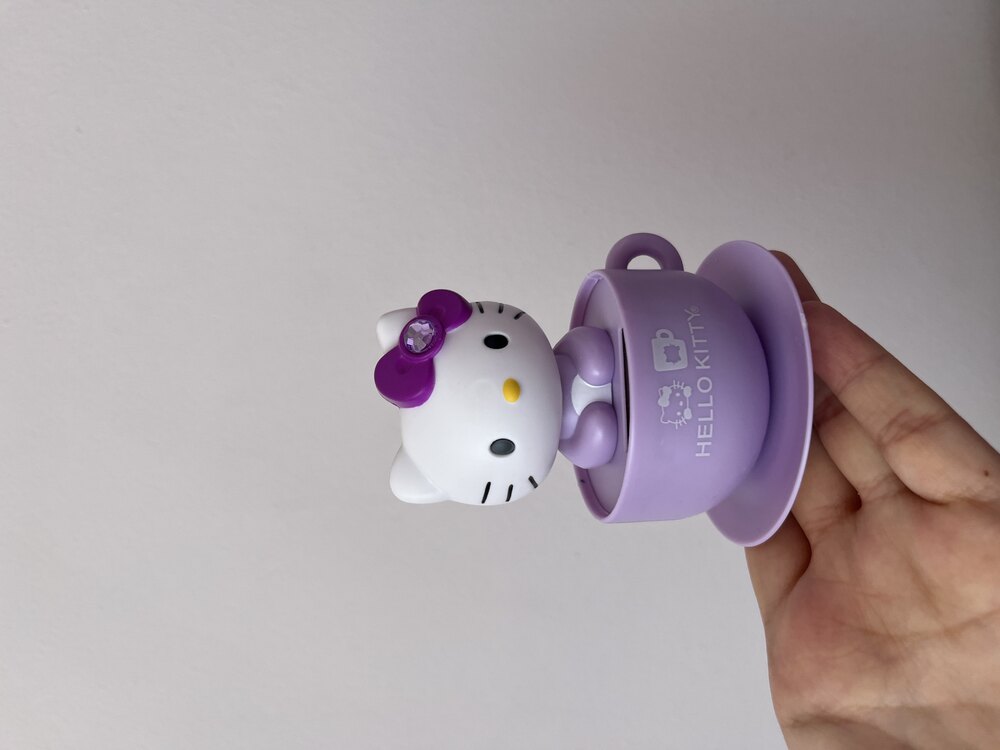 Güneşte dans eden Hello kitty