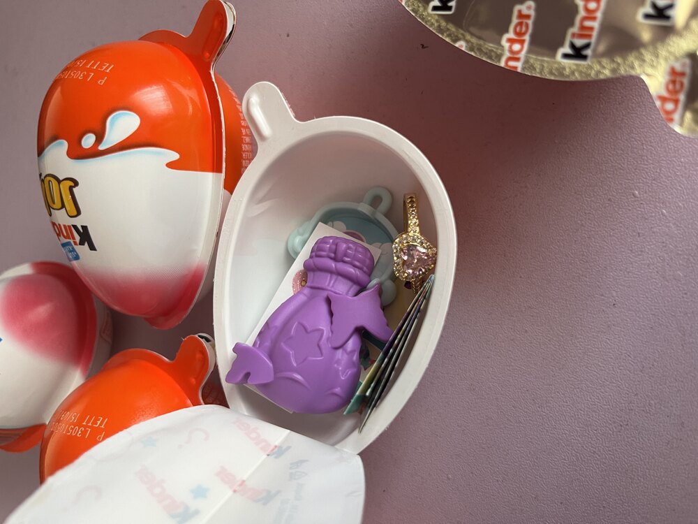 İçinden Pandora yüzük çıkan kinder joy