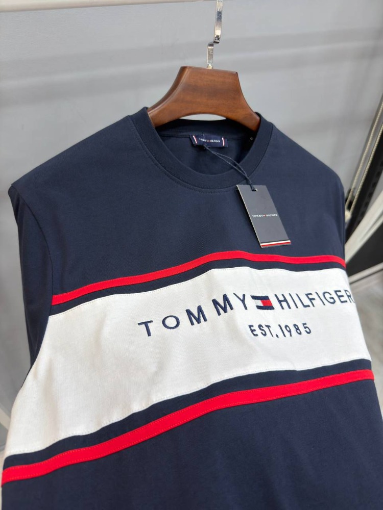 Tommy Hilfiger Logo Şeritli Lacivert T-Shirt – Sportif & Şık Tasarım