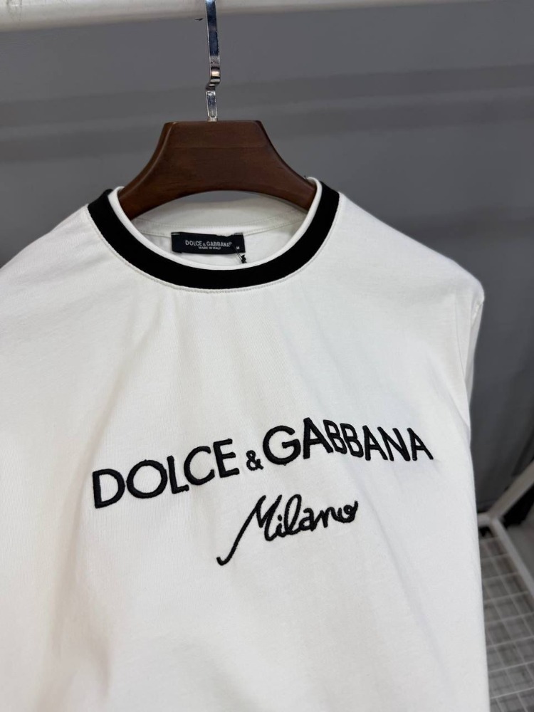 Dolce & Gabbana Milano Logo Baskılı Beyaz T-Shirt – Şık & Minimal Tasarım