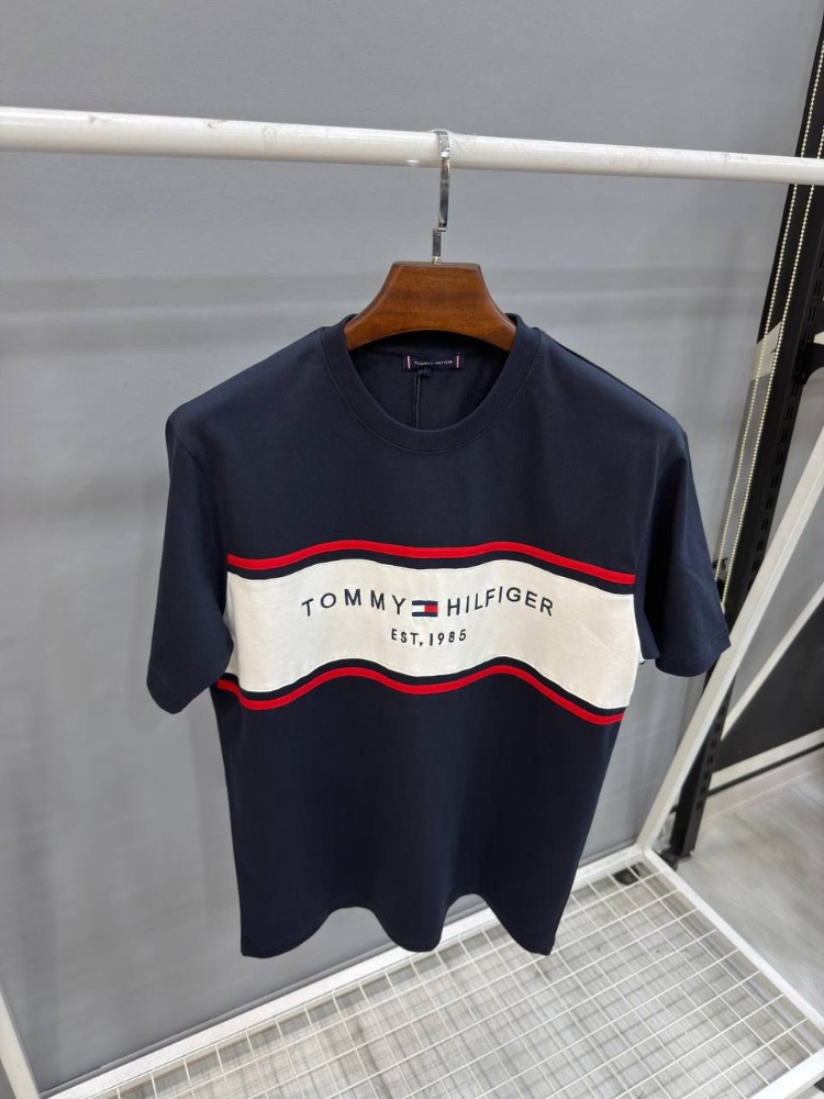 Tommy Hilfiger Logo Şeritli Lacivert T-Shirt – Sportif & Şık Tasarım