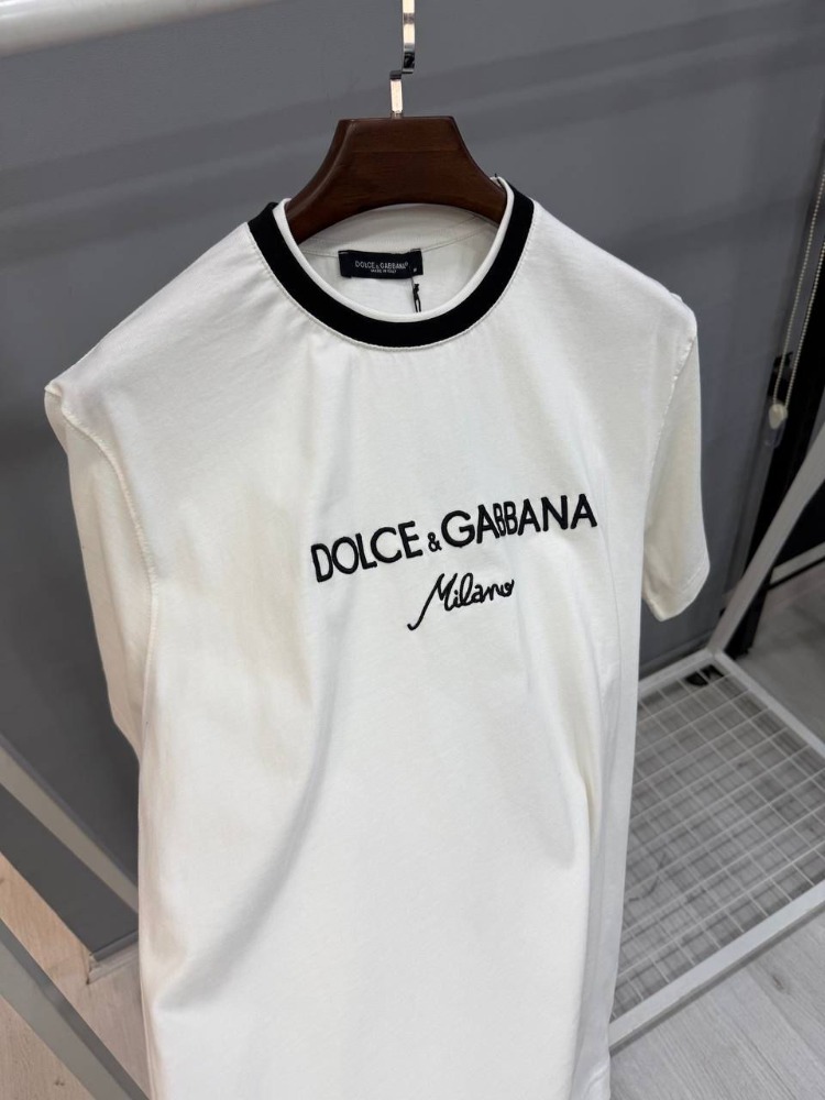 Dolce & Gabbana Milano Logo Baskılı Beyaz T-Shirt – Şık & Minimal Tasarım