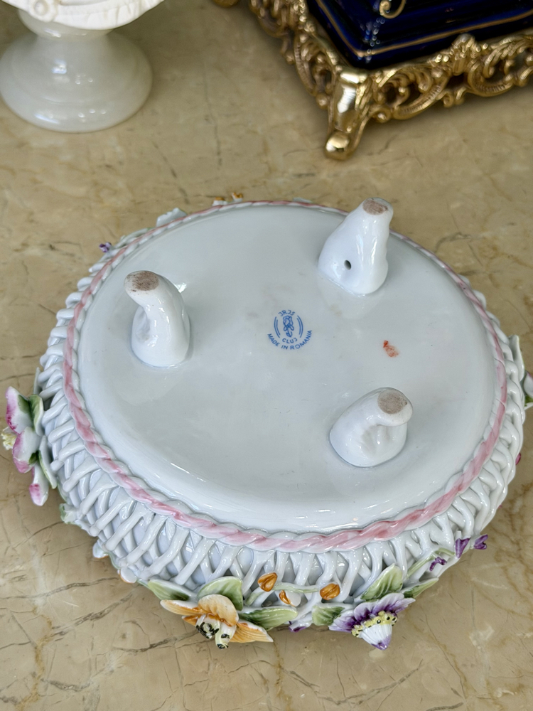 KABARTMA ÇİÇEK DESENLİ PORSELEN ŞEKERLİK
