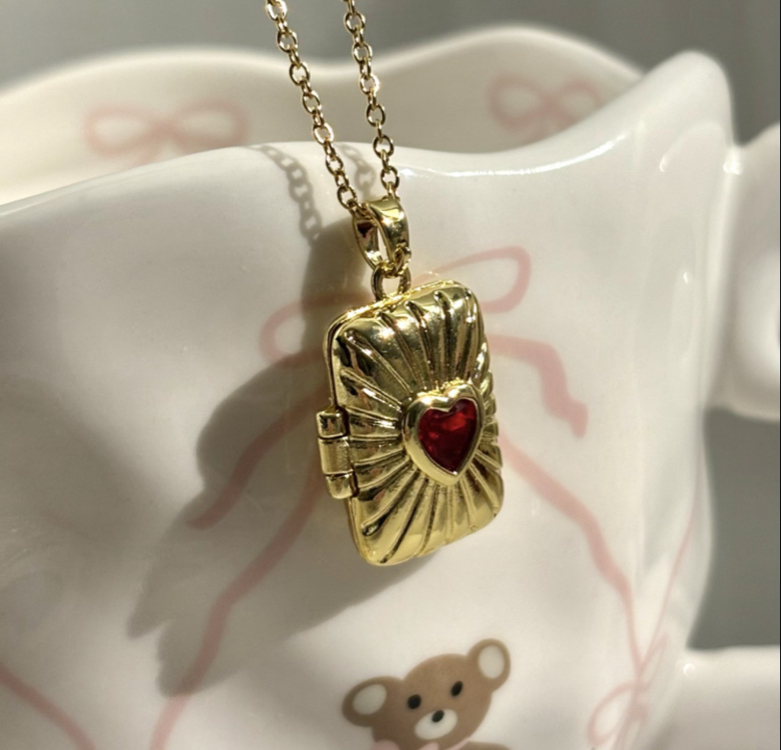 Gold Kitap Kapaklı Kolye 