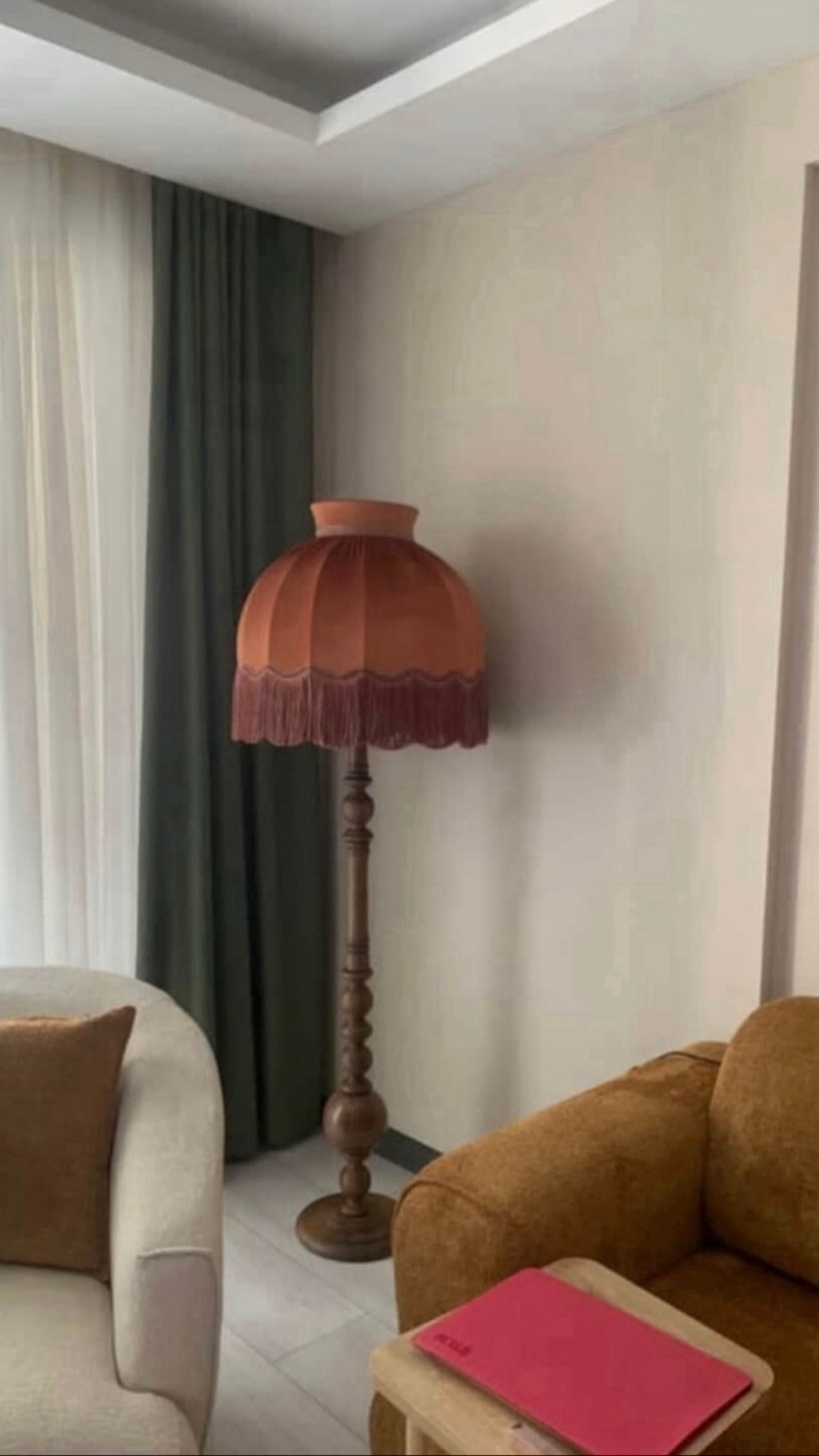KİREMİT RENGİ ŞAPKA VE AHŞAP AYAK