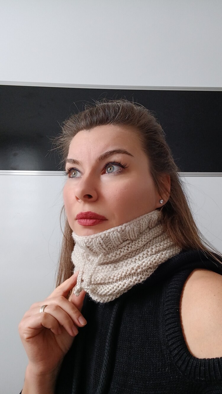 El Örgüsü Bej Boyunluk Atkı-Ponytail Beanie