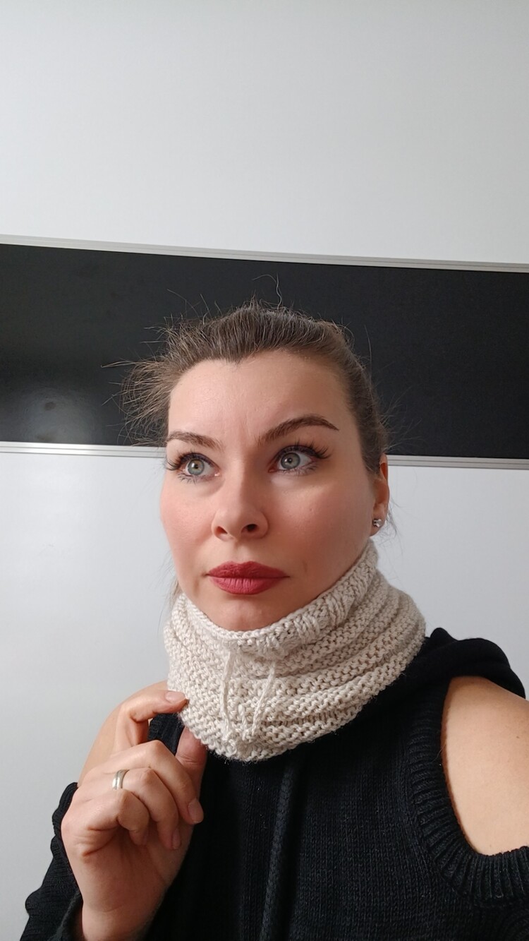 El Örgüsü Bej Boyunluk Atkı-Ponytail Beanie